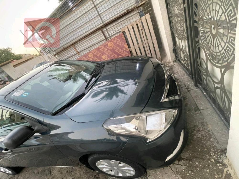 نيسان فيرسا